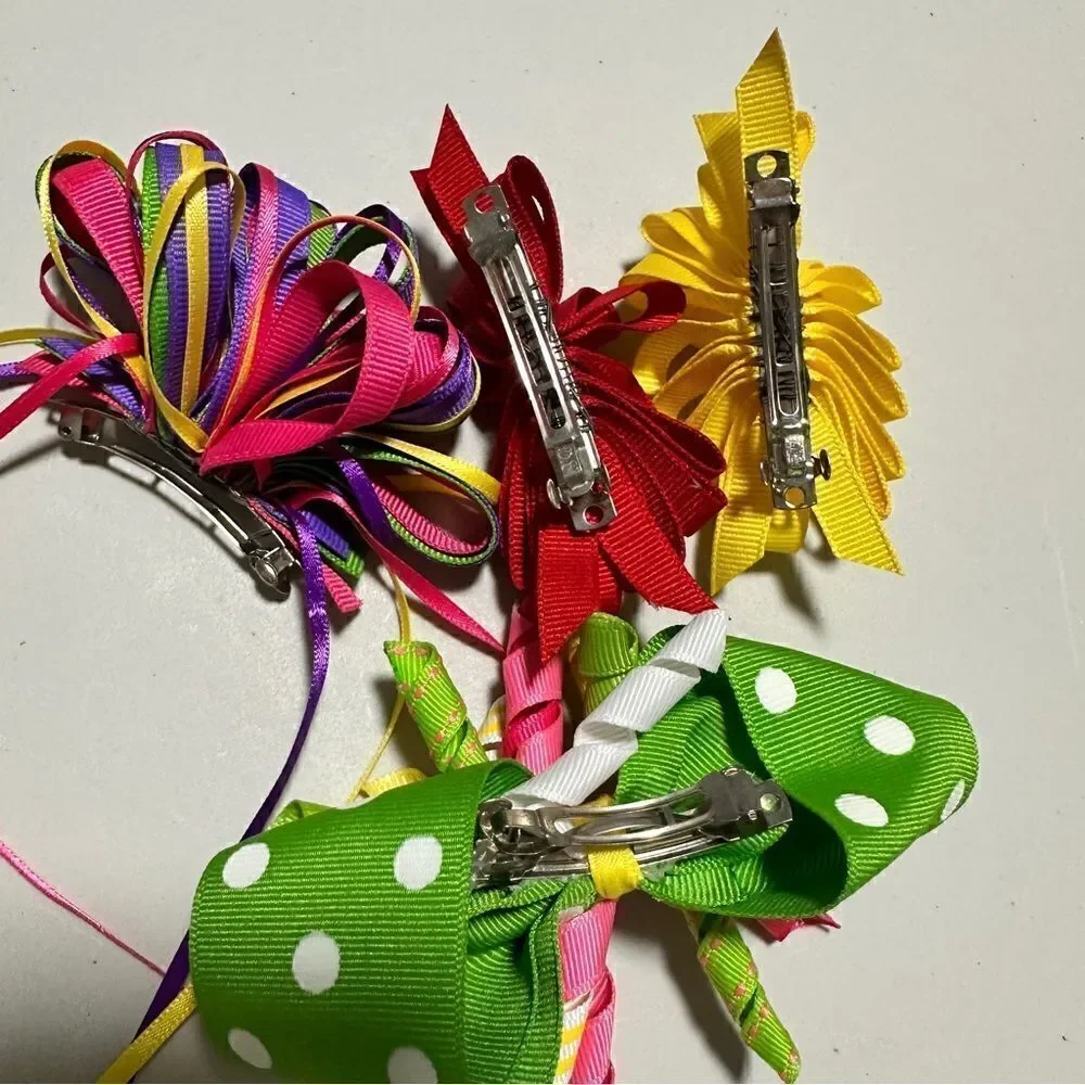 4 curly bows.